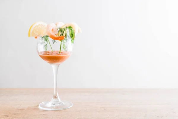 Shrimp-Cocktail mit Sauce — Stockfoto