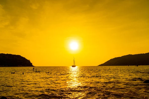 Sylwetka łodzi w morzu i Oceanie z piękny zachód słońca niebo — Zdjęcie stockowe