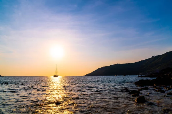 Silhouette Boot in Meer und Ozean mit schönem Sonnenuntergang — Stockfoto