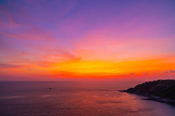 Wunderschöner Abendhimmel mit Sonnenuntergang und Meer — Stockfoto