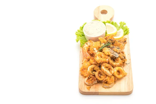 Frutos do mar fritos (lulas, camarões, mexilhões) com molho — Fotografia de Stock