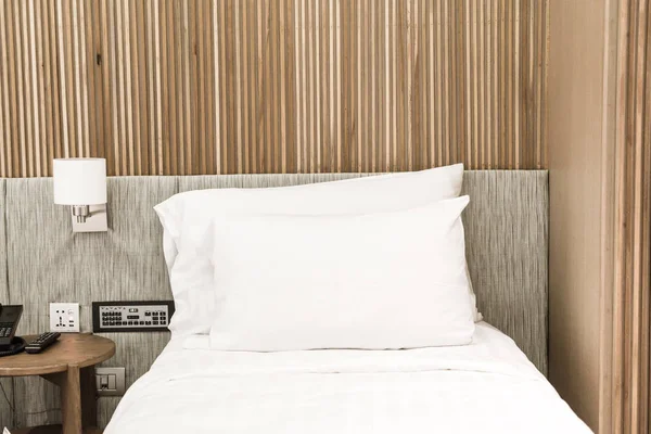 Cómoda almohada en la decoración de la cama en el dormitorio del hotel —  Fotos de Stock