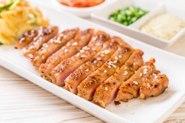 sebze ile dilimlenmiş domuz biftek ızgara 