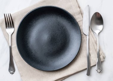 boş tabak kaşık çatal ve bıçak