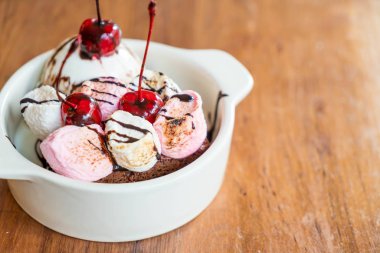 pişmiş hatmi ve dondurma ile çikolatalı kek