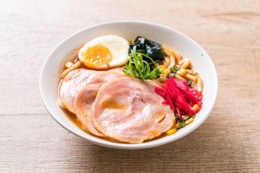 Baharatlı miso udon ramen noodle domuz eti ile