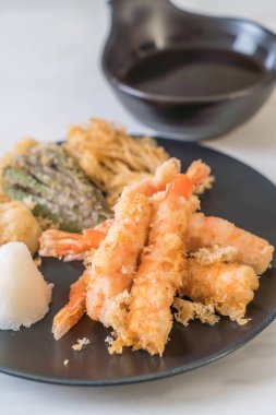 sebzeli karides tempura (hırpalanmış kızarmış karides)