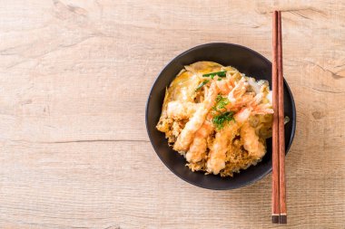 kızarmış karides tempura üzerinde pirinç kase tepesinde