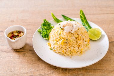 Yengeç kızarmış pilav