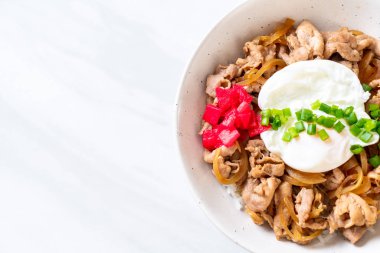 domuz eti pilav kasesi ile yumurta (Donburi) - Japon yemekleri 