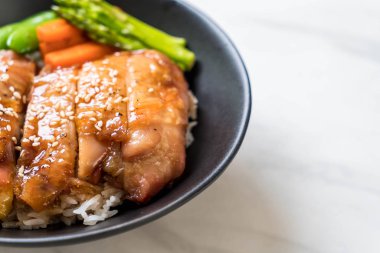 Teriyaki tavuk pilav kasesi