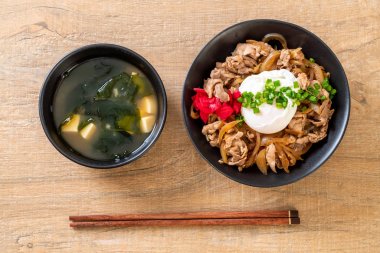 domuz eti pilav kasesi ile yumurta (Donburi) - Japon yemekleri 