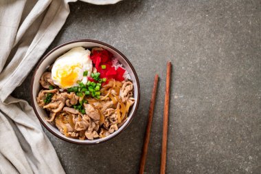 domuz eti pilav kasesi ile yumurta (Donburi) - Japon yemekleri 