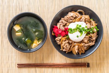 domuz eti pilav kasesi ile yumurta (Donburi) - Japon yemekleri 