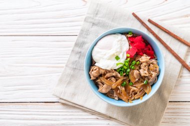 domuz eti pilav kasesi ile yumurta (Donburi) - Japon yemekleri 