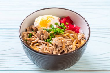 domuz eti pilav kasesi ile yumurta (Donburi) - Japon yemekleri 