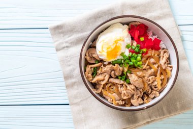 domuz eti pilav kasesi ile yumurta (Donburi) - Japon yemekleri 