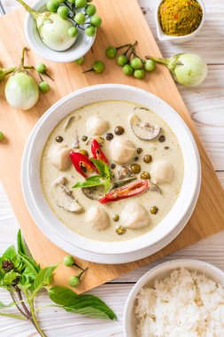 Balık topu ile yeşil köri