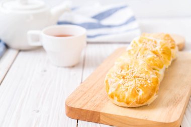 Asya tarzı ev yapımı elma pasta 