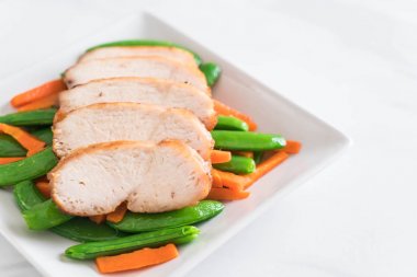 Yeşil bezelye ve havuç ile ızgara tavuk