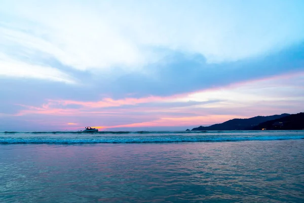 Praia tropical com céu bonito — Fotografia de Stock