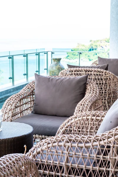 Патіо стілець і стіл з видом на море — стокове фото