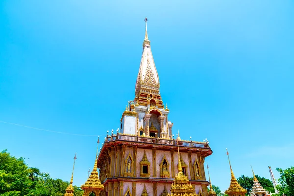 Hermosa arquitectura en el templo de Chaitararam en Phuket —  Fotos de Stock