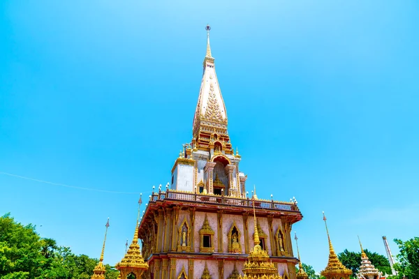 Belle architecture au Temple Chaitararam à Phuket — Photo