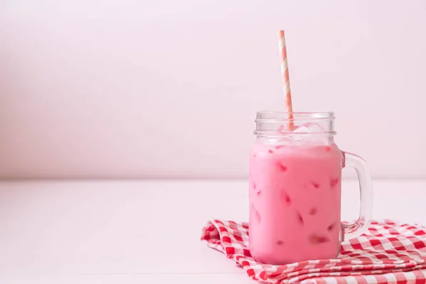 Rosafarbener Erdbeer-Milchshake — Stockfoto