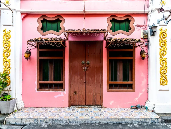 Bela arquitetura em Phuket cidade velha com edifícios antigos em — Fotografia de Stock