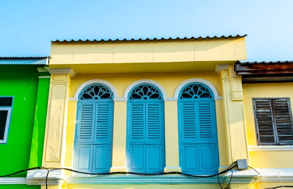 Schöne Architektur in der Altstadt von Phuket mit alten Gebäuden in — Stockfoto