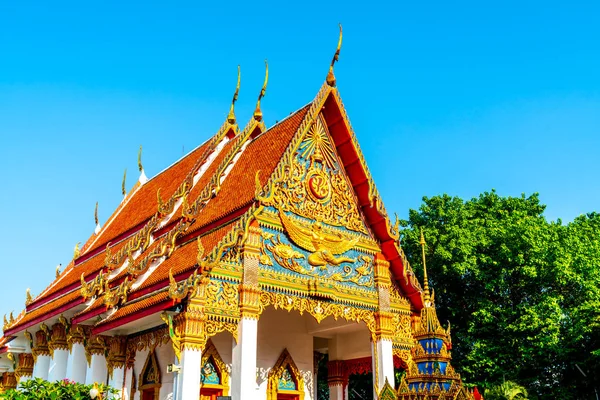 Hermosa arquitectura en Mongkol nimit Temple en Phuket, Thaila —  Fotos de Stock