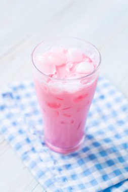 pembe çilek milkshake