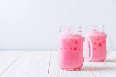 pembe çilek milkshake