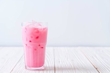 pembe çilek milkshake