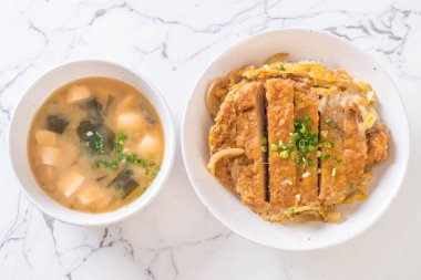 Kızarmış domuz pirzola tabağı (Katsudon)