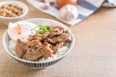 yumurta ile tepesinde pirinç Sarımsak soslu tavada kızartılmış domuz eti