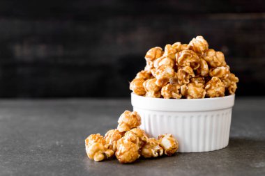 Patlamış Mısır ile karamel