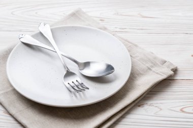 boş tabak kaşık çatal ve bıçak