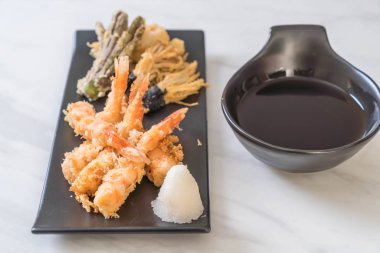 sebzeli karides tempura (hırpalanmış kızarmış karides)