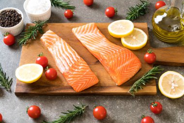 Limon domates Biberiye Biber ve tuz ile Çiğ somon fileto 