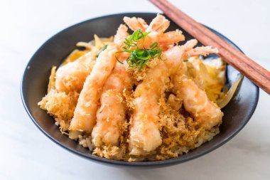 kızarmış karides tempura üzerinde pirinç kase tepesinde