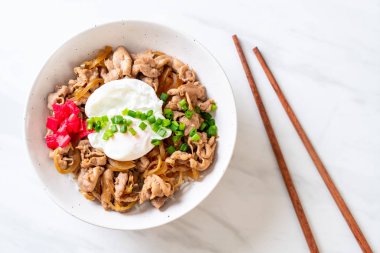 domuz eti pilav kasesi ile yumurta (Donburi) - Japon yemekleri 