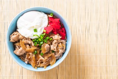 domuz eti pilav kasesi ile yumurta (Donburi) - Japon yemekleri 