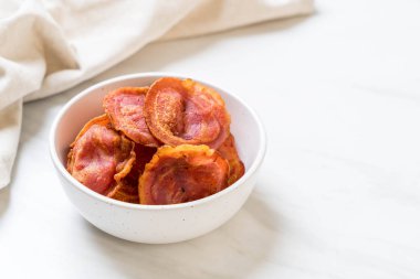 Kızarmış gevrek domuz pastırması