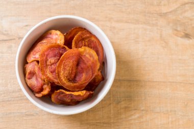 Kızarmış gevrek domuz pastırması