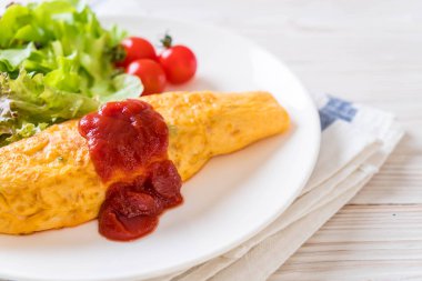 Bir omlet kaydırma aromalı Fried Rice