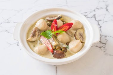 Balık topu ile yeşil köri