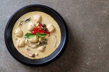 Balık topu ile yeşil köri