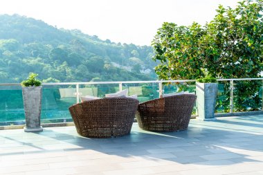 veranda sandalye ve masa deniz görünümü arka plan ile